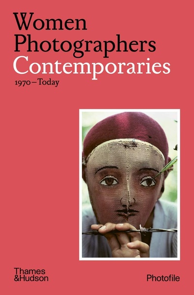 Книга: Women Photographers: Contemporaries: (1970 - Today) (Bouveresse C.) ; THAMES & HUDSON, 2020 