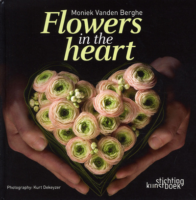Книга: Flowers in the heart / Сердца из цветов (Moniek Vanden Berghe) ; Stichting Kunstboek, 2012 