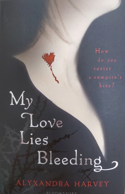 Книга: My Love Lies Bleeding. Alyxandra Harvey/ Моя любовь лежит, истекая кровью. Александра Харви (Alyxandra Harvey) ; Bloomsbury, 2009 