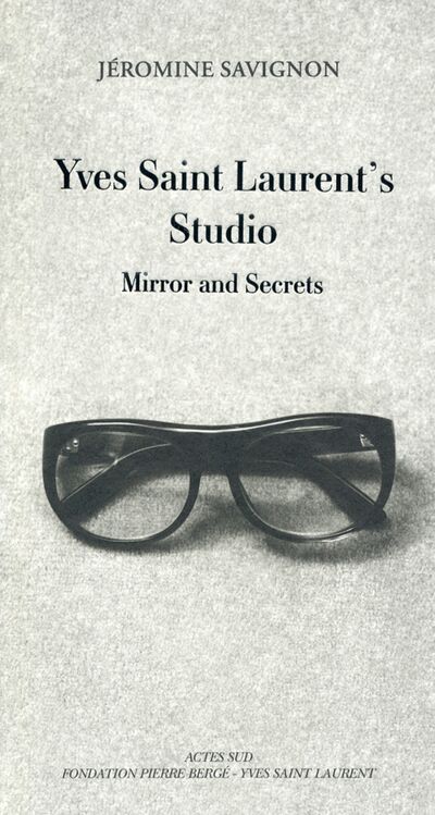Книга: Yves Saint Laurent's Studio. Mirrors and Secrets (Savignon Jeromine) ; Thames&Hudson, 2016 